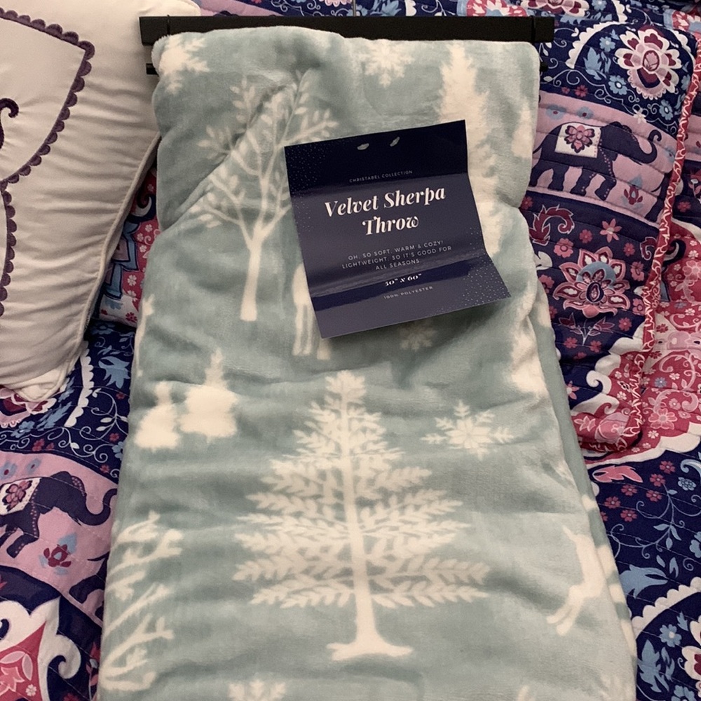 NWT Velvet Sherpa Throw 50” x60”